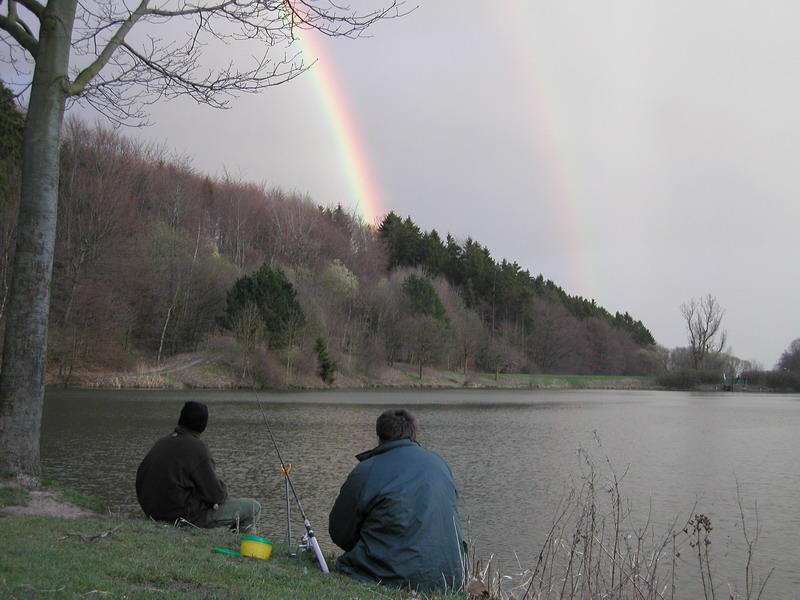 Doppelter Regenbogen beim Stippangeln am Nethestausee