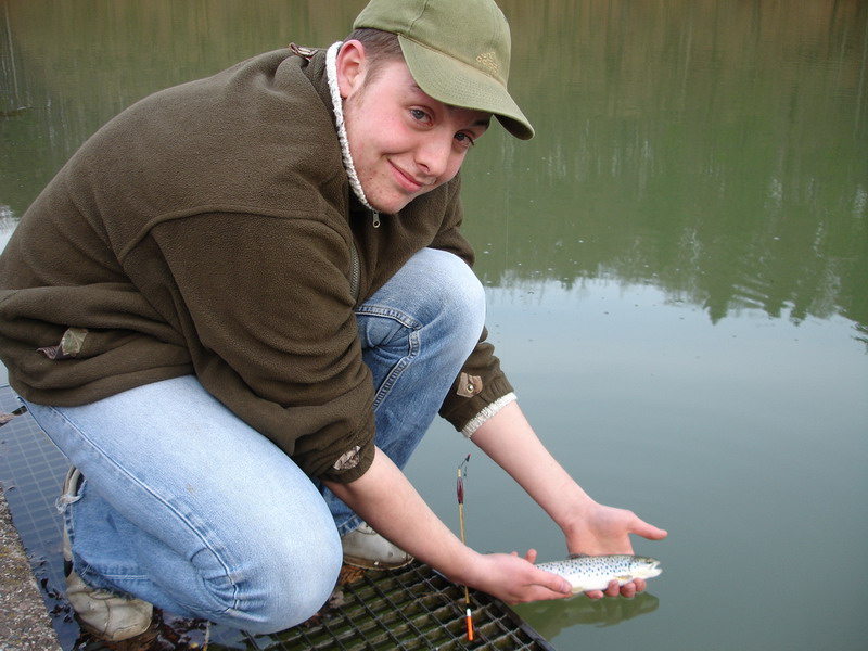 Release einer kleinen Bachforelle aus dem Nethestausee