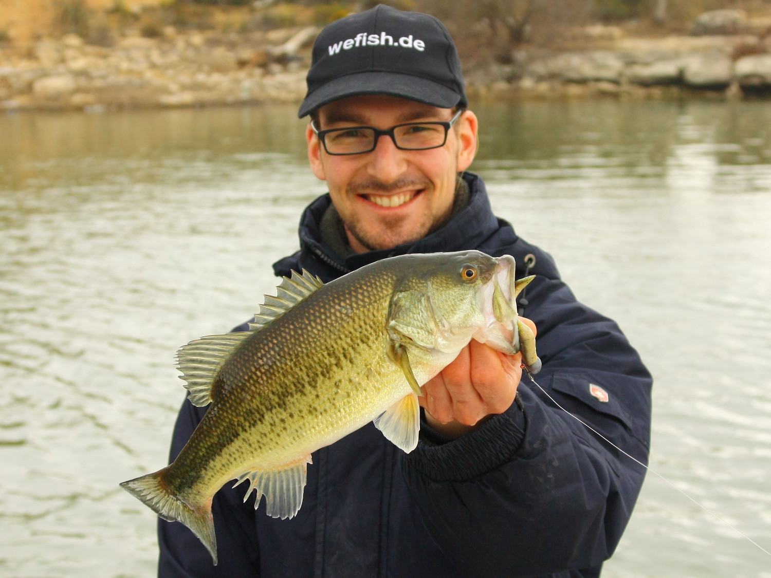 Schwarzbarsch (largemouth bass) beim Angeln im Embalse de Mequinenza