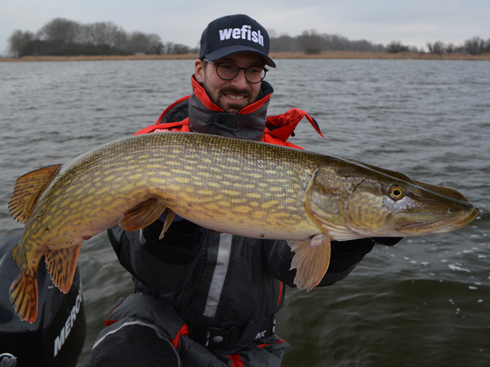 Hecht beim Angeln im Brackwasser der Ostsee