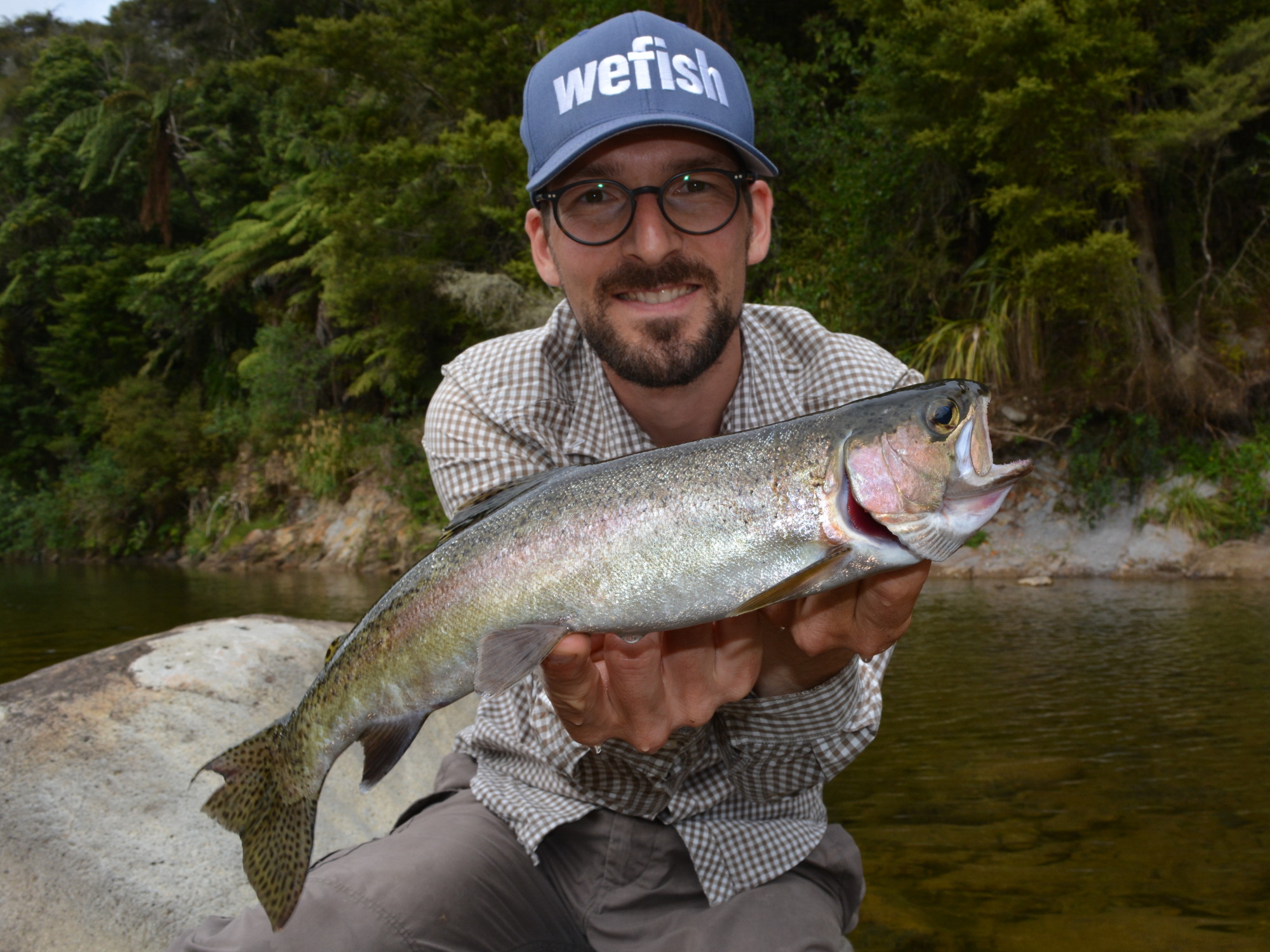 Regenbogenforelle beim Spinnfischen, Neuseeland - Coromandel