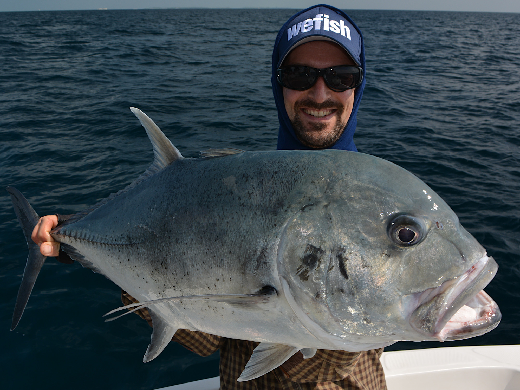 Giant trevally (Caranx ignobilis) beim Angeln auf den Malediven